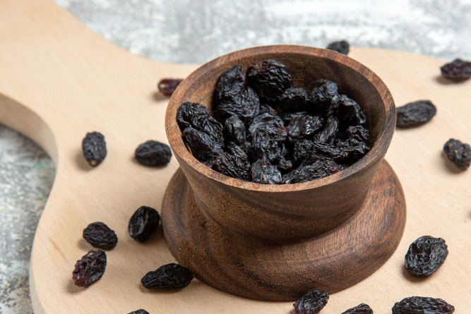 11 Surprising Health Benefits of Raisins: Why You Should Eat 6 Soaked Black Raisins Daily