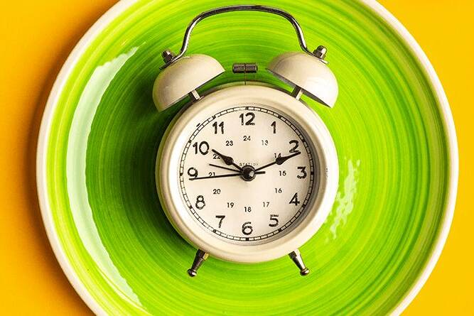 A Beginner's Guide to Intermittent Fasting: Benefits, Dos and Don'ts, and More