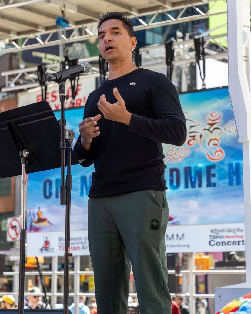 Luke Coutinho image- Addressing the audience 3