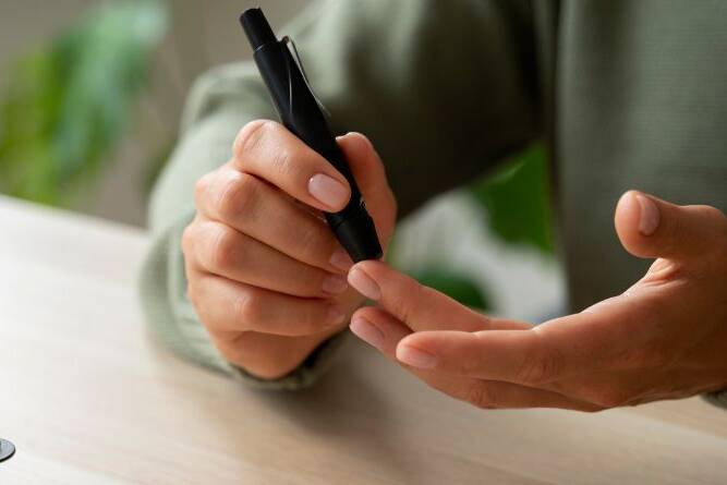 Early signs of diabetes illustrated with symptoms
